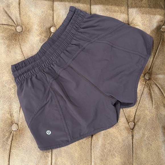 Lululemon tracker short in boysenberry size 6 4” inseam - Picture 2 of 10